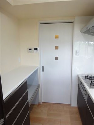 家族みんなが集まる明るいリビングに